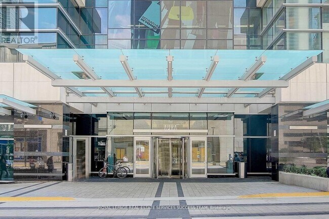 386 Yonge St in Toronto, ON - Building Photo - Building Photo