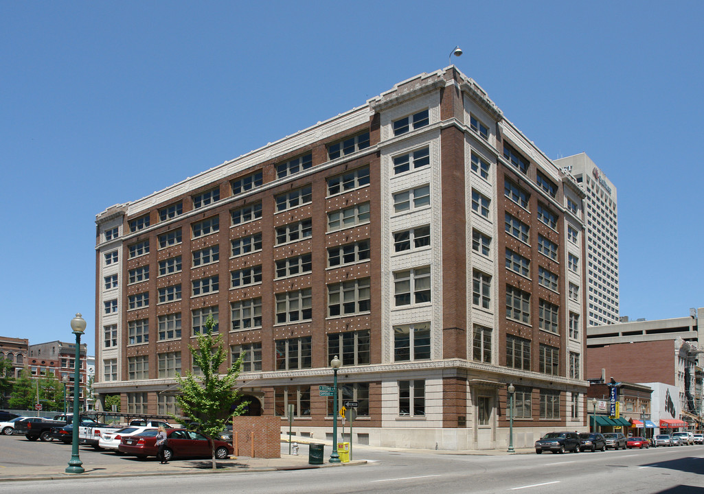 Van Vleet Flats in Memphis, TN - Building Photo