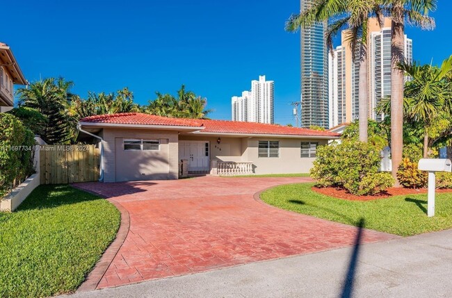 215 187th St in Sunny Isles Beach, FL - Foto de edificio - Building Photo