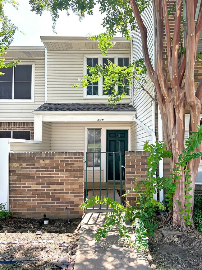 838 Creekside Dr in Lewisville, TX - Building Photo - Building Photo