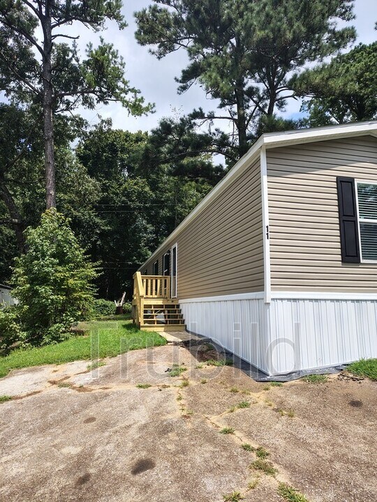 11 Poole Cir in Ellenwood, GA - Foto de edificio