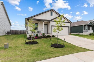 509 Halfmoon Dr in Lockhart, TX - Building Photo - Building Photo