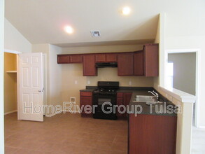 2215 E Concord Pl in Broken Arrow, OK - Building Photo - Building Photo