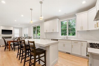 4 Gray Rock Dr in Harrison, NY - Building Photo - Building Photo