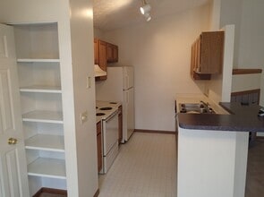 3682 Harris Ave NW in Canton, OH - Foto de edificio - Building Photo