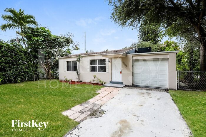 2206 Liberty St in Hollywood, FL - Building Photo