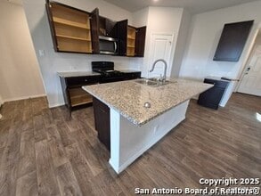 156 Middle Grn Lp in Floresville, TX - Building Photo - Building Photo
