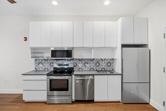 217 Newark Ave in Jersey City, NJ - Building Photo - Building Photo