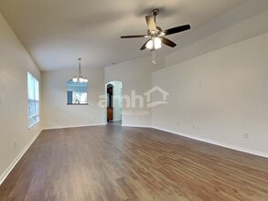 8138 Canterbury Lake Blvd in Tampa, FL - Foto de edificio - Building Photo