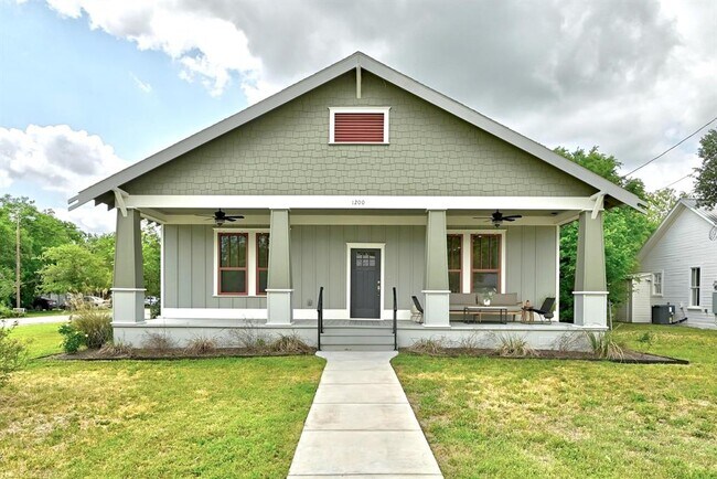 1200 Woodlawn St in Lockhart, TX - Building Photo - Building Photo