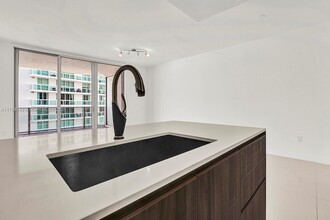 488 NE 18th St, Unit 3105 in Miami, FL - Building Photo - Building Photo