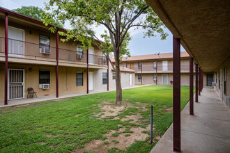 Yucca Flats Apartments in Carlsbad, NM - Foto de edificio - Building Photo