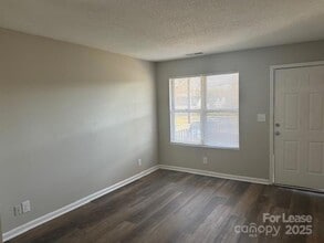 308 Hoskins Mill Ln in Charlotte, NC - Foto de edificio - Building Photo