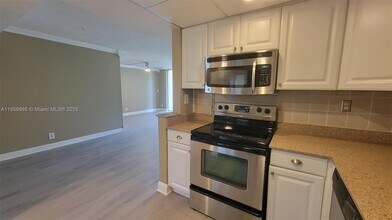 3300 W Rolling Hills Cir in Davie, FL - Building Photo - Building Photo