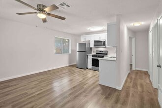 410 Regina St in San Antonio, TX - Building Photo - Building Photo