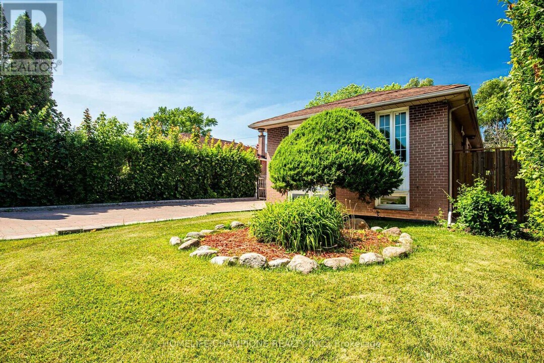 1366 Poprad Ave in Pickering, ON - Building Photo
