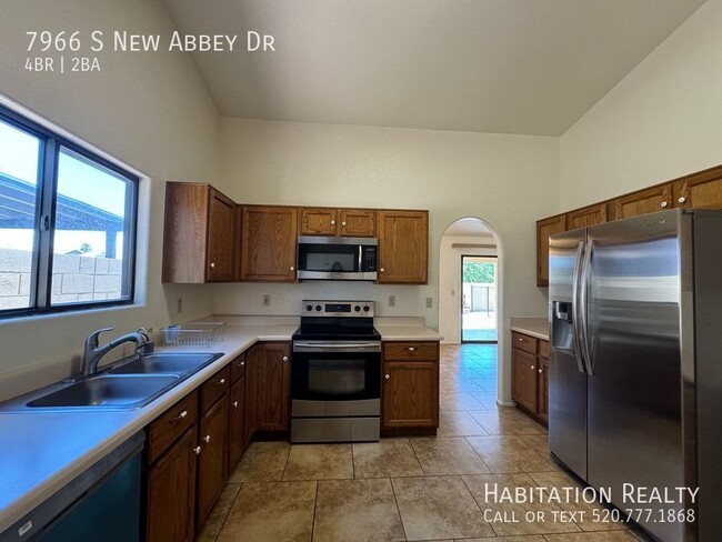 7966 S New Abbey Dr in Tucson, AZ - Building Photo - Building Photo