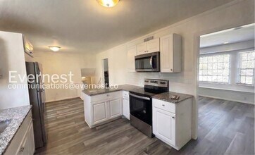 7701 W 95th Terrace in Overland Park, KS - Foto de edificio - Building Photo