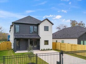 6528 Weston St in Houston, TX - Building Photo