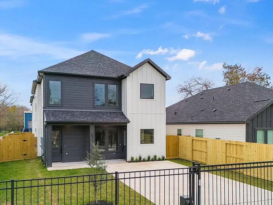 6528 Weston St in Houston, TX - Foto de edificio