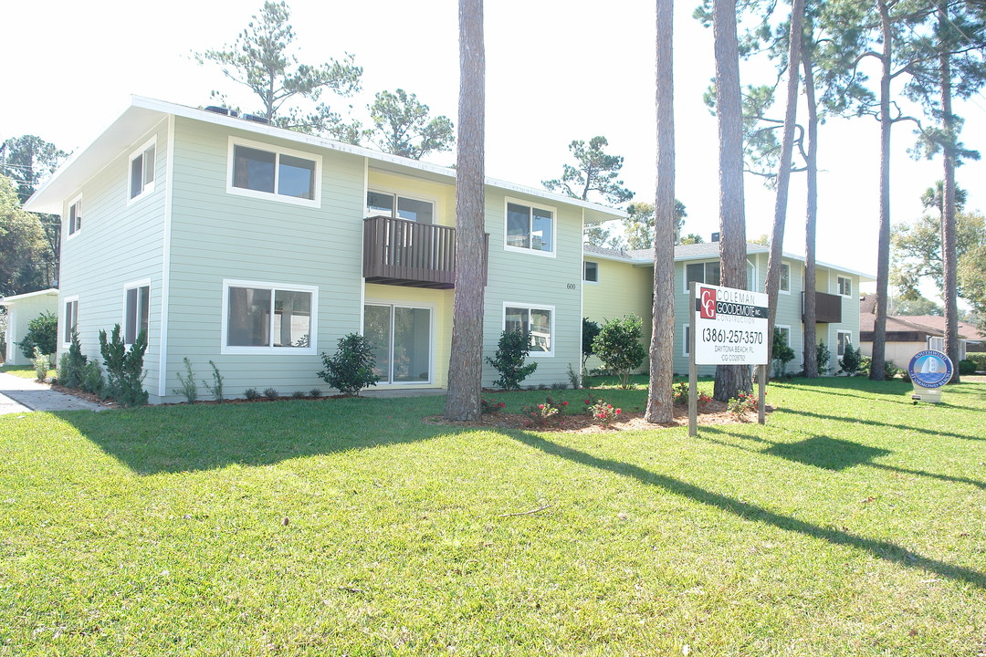 600 Sterthaus Dr in Ormond Beach, FL - Building Photo