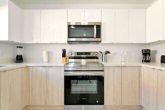 2110 NW 66th St in Miami, FL - Building Photo - Building Photo