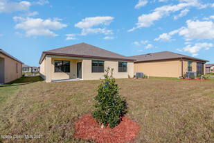 2163 Capital Dr in Palm Bay, FL - Foto de edificio - Building Photo