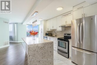 3650 Kaneff Crescent in Mississauga, ON - Building Photo - Building Photo