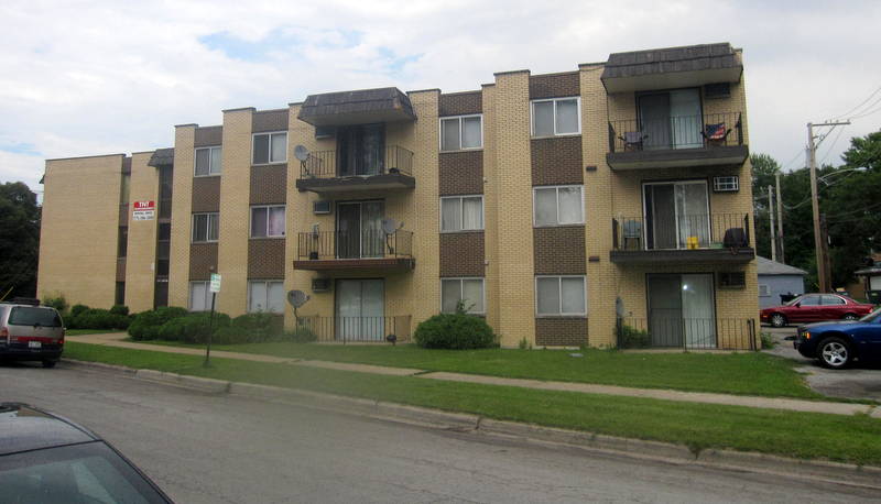 10 W 137th ST in Riverdale, IL - Building Photo