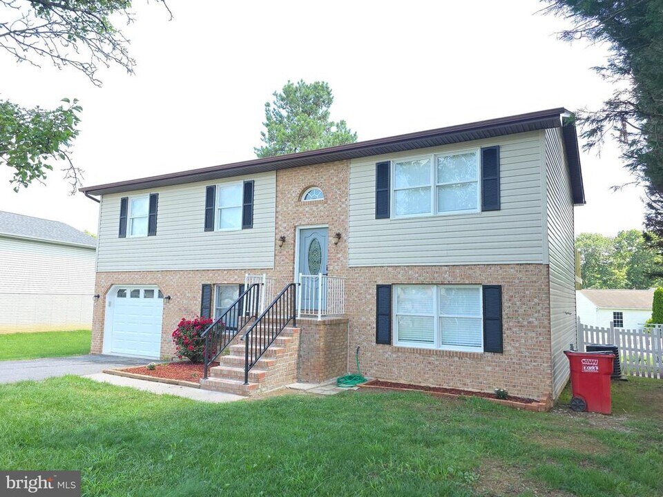 81 Towerview Dr in Martinsburg, WV - Building Photo