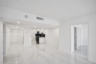 3625 N Country Club Dr in Aventura, FL - Building Photo - Building Photo