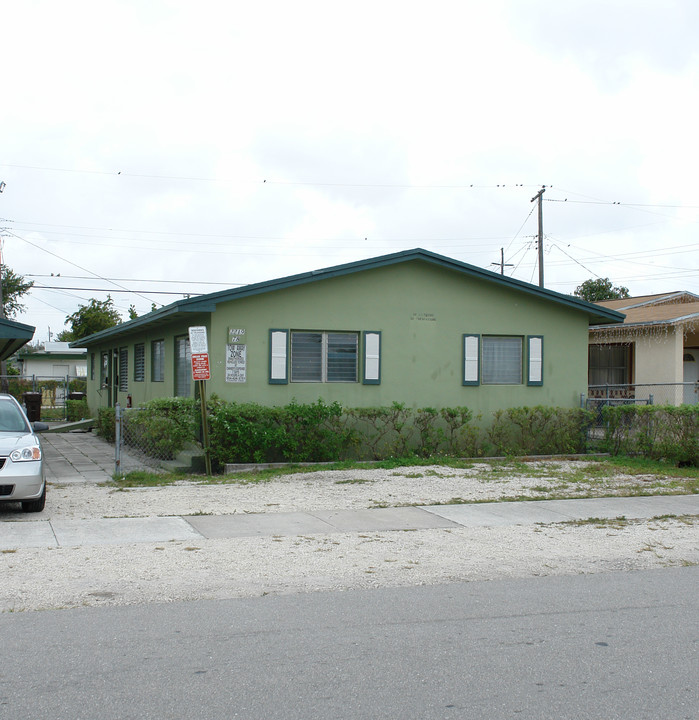 2219-2223 Forrest St in Hollywood, FL - Building Photo