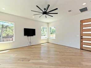 908 Nalide St in Austin, TX - Building Photo - Building Photo