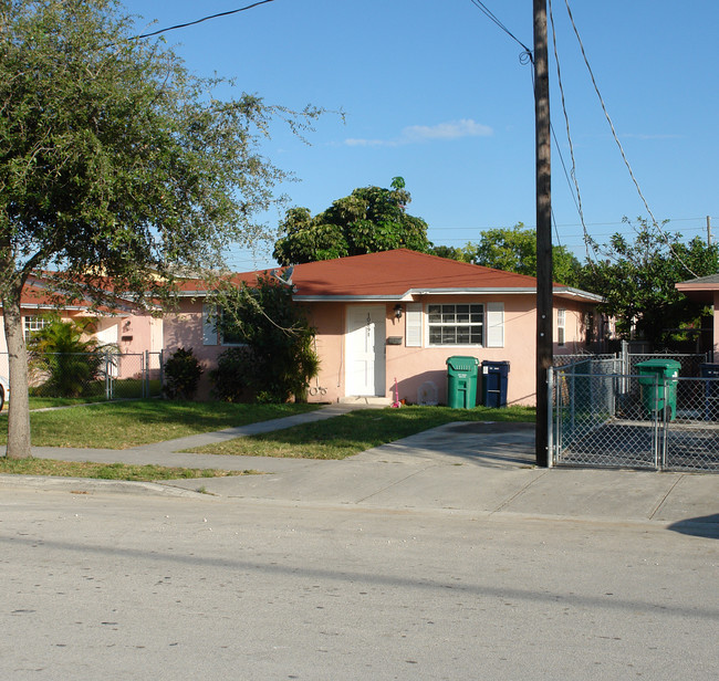 10891-10897 SW 7th St in Miami, FL - Building Photo - Building Photo