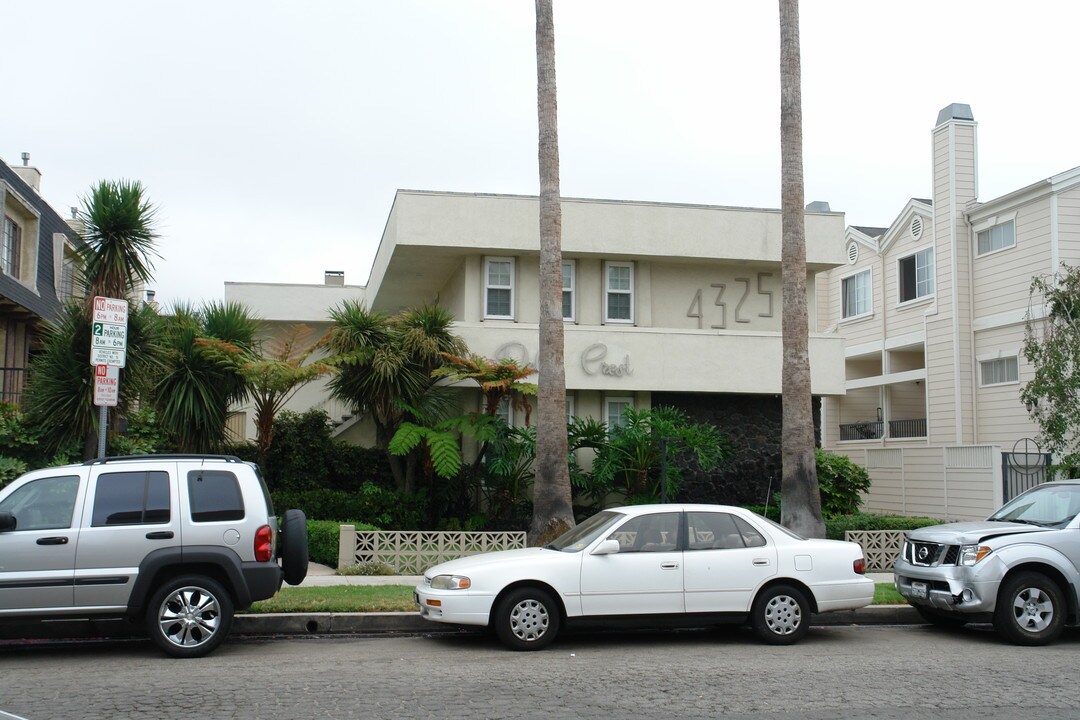 Delta Crest in Sherman Oaks, CA - Building Photo