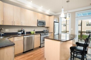 584 E 3rd St, Unit 2 Apartamentos