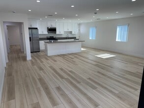 14621 Leadwell St in Van Nuys, CA - Foto de edificio - Building Photo