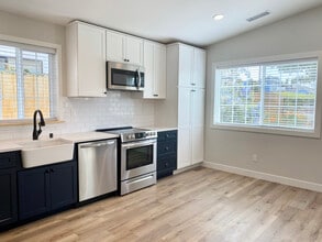 1304 Basswood Ave in Carlsbad, CA - Foto de edificio - Building Photo