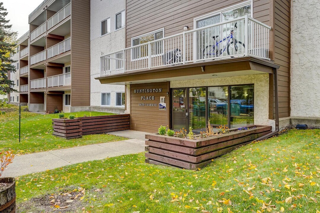 Huntington Place in Edmonton, AB - Building Photo