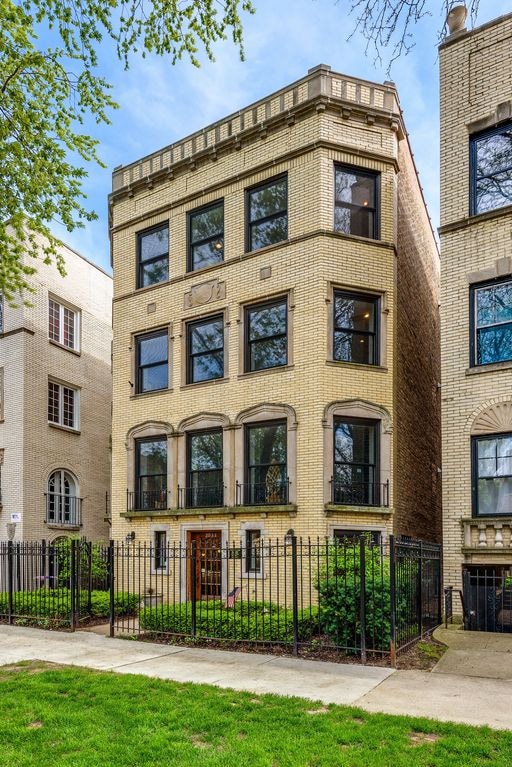 property at 2033 W Jarvis Ave