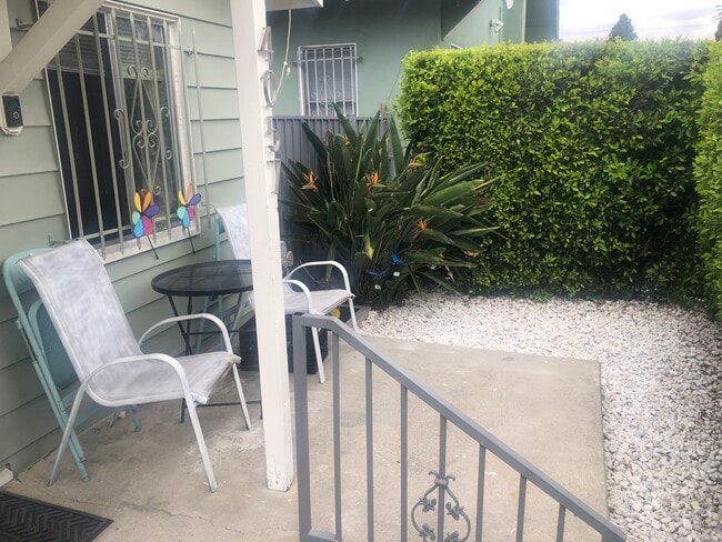 4057 S Raymond Ave in Los Angeles, CA - Foto de edificio - Building Photo