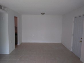 1068 Benoist Farms Rd-Unit -207 in West Palm Beach, FL - Foto de edificio - Building Photo