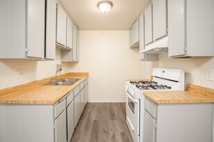 7762 Foothill Blvd in Tujunga, CA - Building Photo