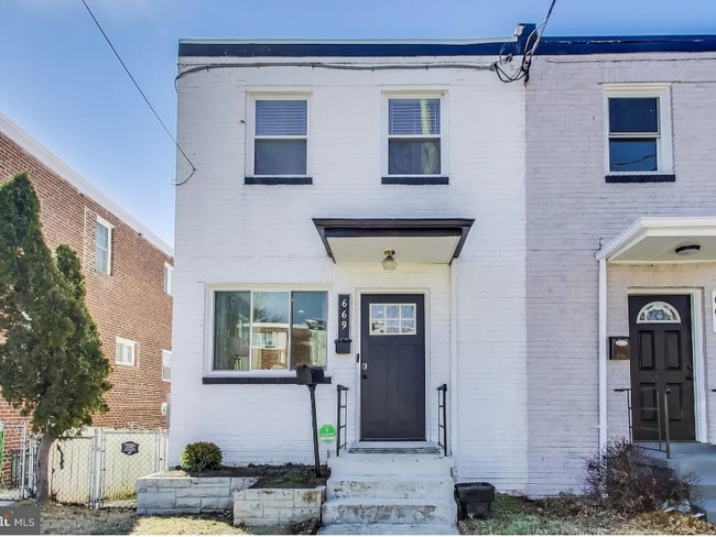 property at 669 Oglethorpe St NE