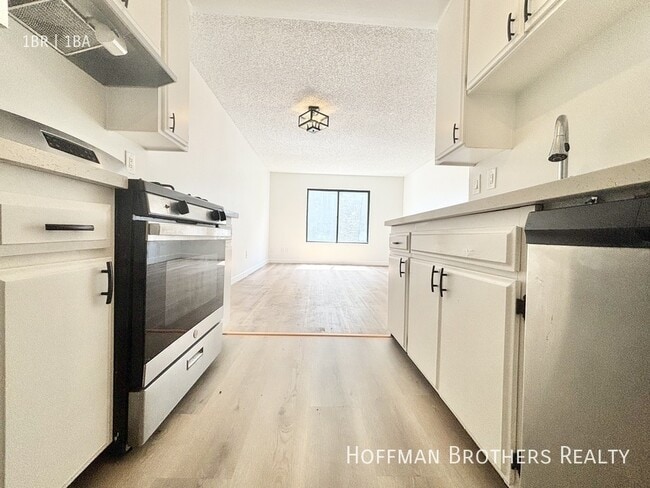 11817 Victory Blvd, Unit 107 in Los Angeles, CA - Foto de edificio - Building Photo