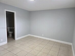 7910 N Colony Cir in Tamarac, FL - Building Photo - Building Photo