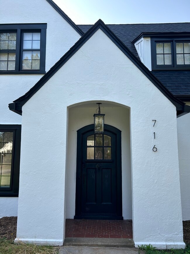 716 Riverside Dr in Lynchburg, VA - Foto de edificio - Building Photo