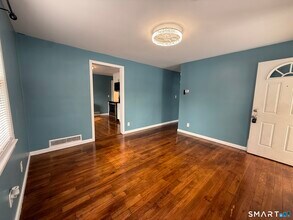 22 Higbie Dr in East Hartford, CT - Building Photo - Building Photo