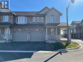 2 Loon Ln in Hamilton, ON - Building Photo
