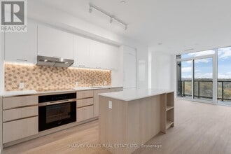 8188 Yonge St in Vaughan, ON - Building Photo - Building Photo